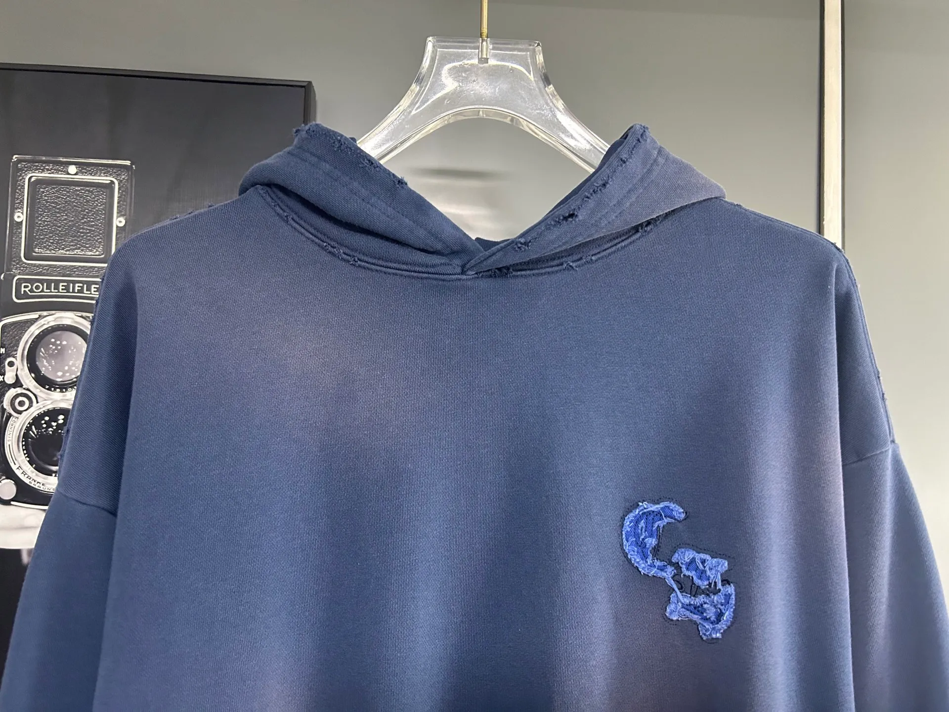 P310 𝗖𝗵𝗿𝗼𝗺𝗲 𝗛𝗲𝗮𝗿𝘁𝘀/Cro Heart 2025 Cross Patch Embroidery Summer New Original Single Counter American Acid Washed Distressed Laser Burnt Patch Embroidery Couple Casual Hooded Sweatshirt 👑The highest version! Customized fabric 440g tripe terry fabric! American acid-washed and distressed original fabric laser burnt ✟appliqué embroidery and exquisite embroidery of letters! The best-selling model at the counter. It is very comfortable to wear. It is low-key yet luxurious. It is very classy when worn. The large size and tailoring are needless to say. The upper body is exquisite and vivid. 👍High-end first-class materials. A truly palace-level product. The cotton from Turkey is of outstanding quality. After heavy washing, the clothes are very soft! Not picky, the upper body is absolutely stylish and extremely luxurious. Auxiliary materials: The original model has been authenticated and labeled ➕100% silk washed with water label. Genuine purchase-grade original hangtag➕matching hanging rope➕3D hanging beads➕original packaging bag. Craftsmanship: The original version has consistent wiring! The highest version of the armhole matching technique! Countless times of pattern making to 100% restore the original appearance! The correct version is the same for men and women, super eye-catching, super good-looking, and super atmospheric! Color: White Black Royal Blue Size, XS S M L